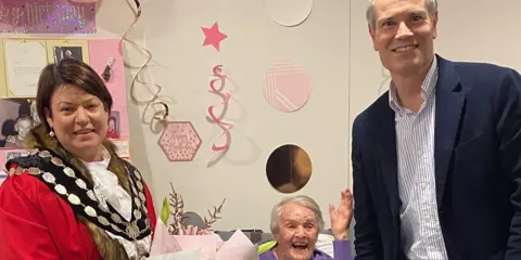 <h2 class="text-dark-teal text-3xl mb-3">Molly celebrates her 105th birthday in style!</h2>