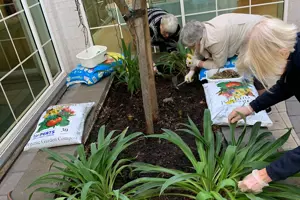 Lockleys gardening-lifestyle_1016x677-WEB.jpg